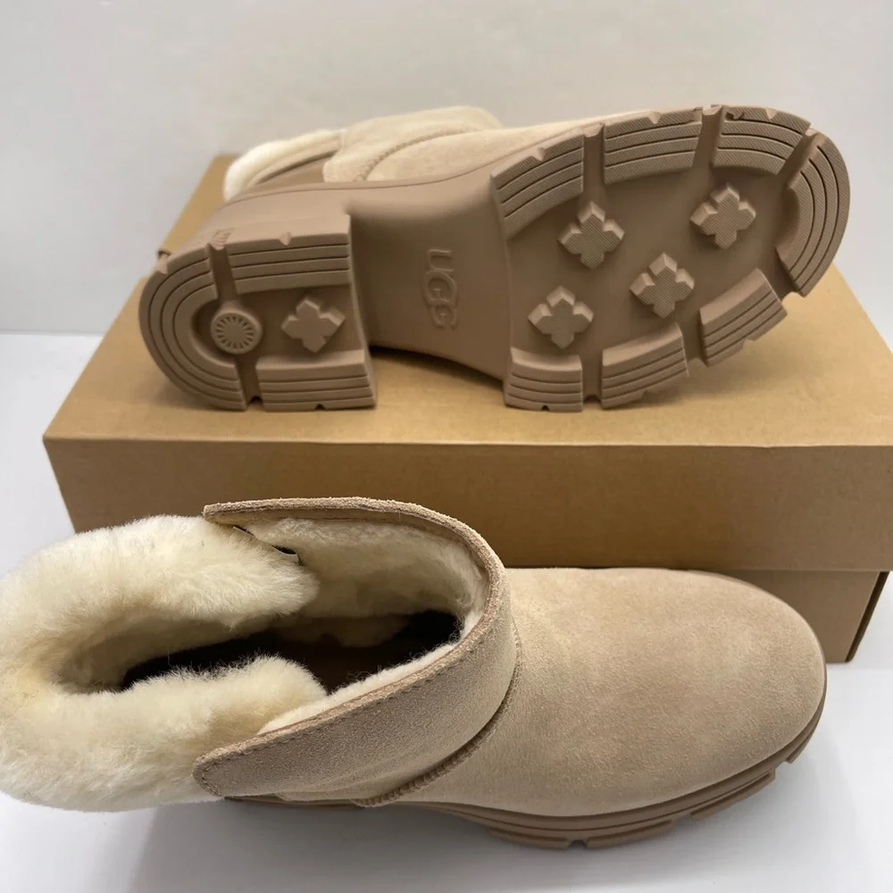 UGG Women's W BROOKLYN BUCKLE PLATFORM HIGH HEELS BOOTS SAND Tan Ankle Boots